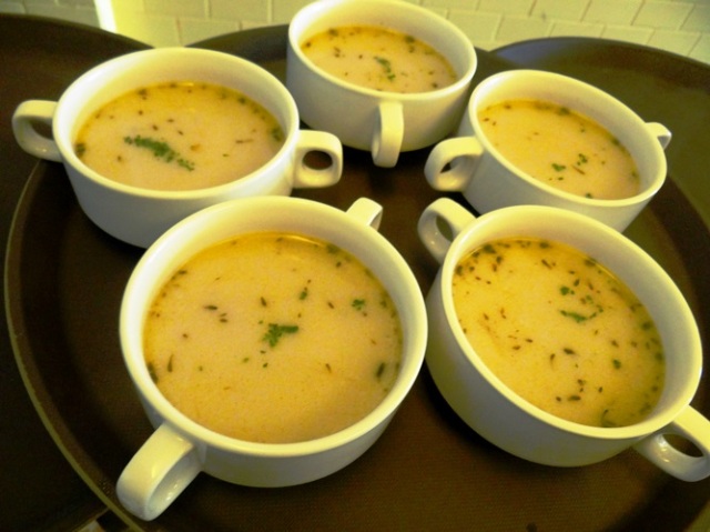 蘑菇濃湯 Mushroom soup : 幾道開胃菜之後來個熱湯特別舒服！